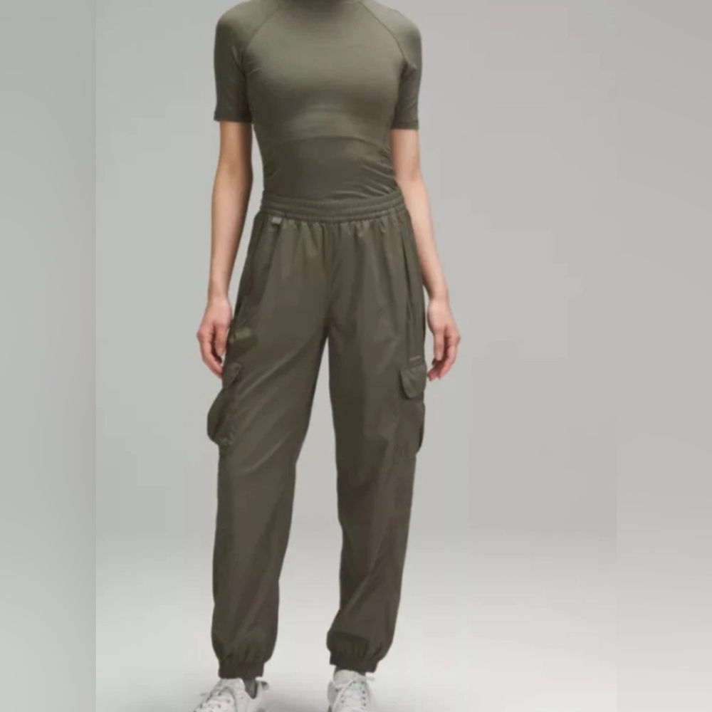 Lululemon lightweight cargo mid rise hiking pant size 12 NWT green